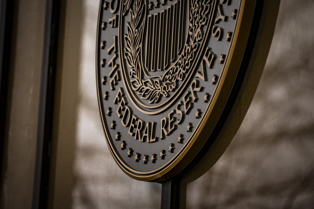 Brasão do Fed, o banco central americano, na sede da autoridade monetária — Foto: Samuel Corum / Bloomberg