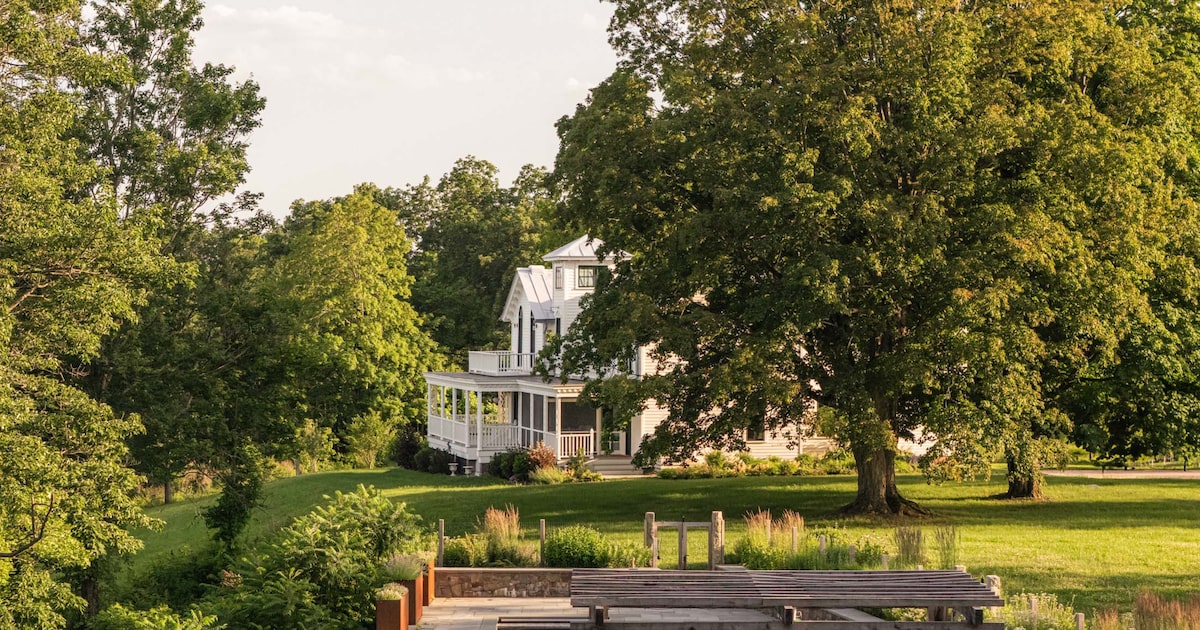Casa histórica da aristocracia nova-iorquina é colocada à venda por US$ 8,25 milhões Propriedade em estilo vitoriano foi construída por Charles Livingston, que foi um político do Estado de Nova York, e testemunhou sucessão de mortes, dívidas e impostos durante diversas gerações (Foto: Lawrence Braun Meadowlark Studio)