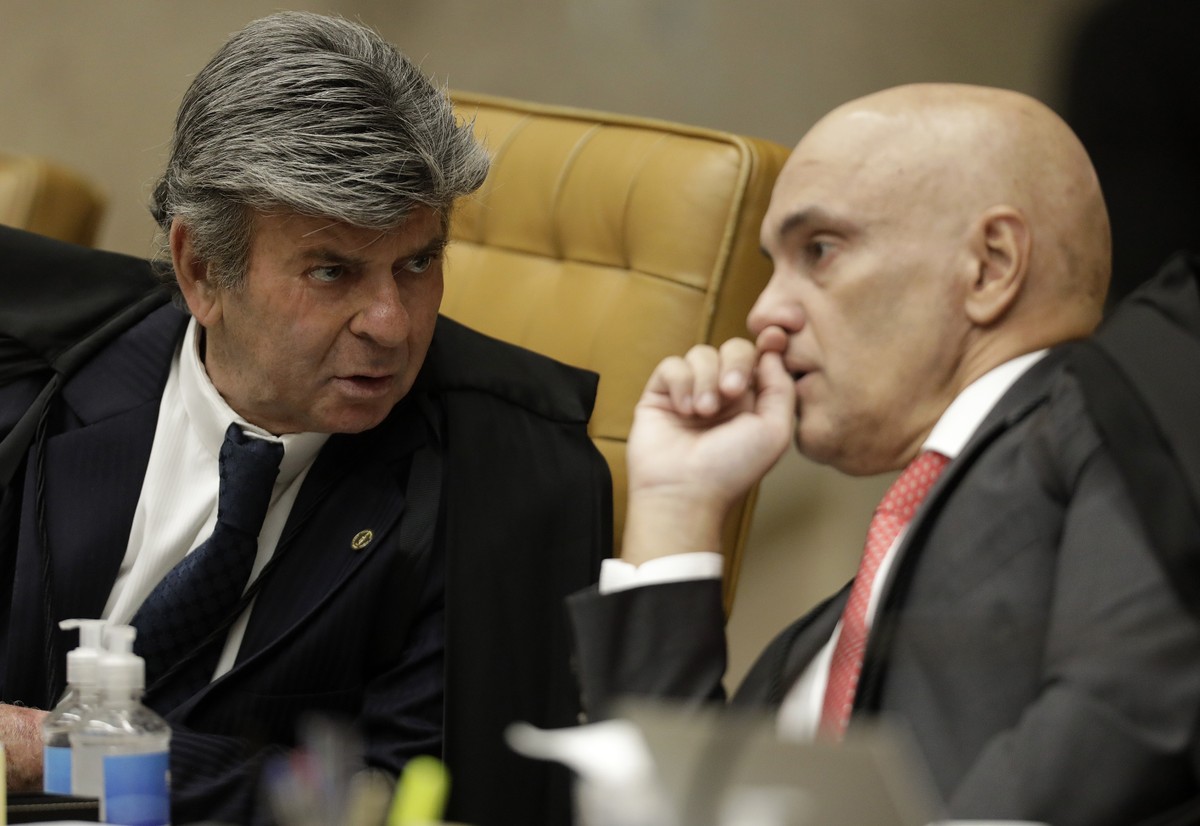Fux altera voto e defende penas reduzidas para réus do 8 de janeiro Ministros do Supremo Tribunal Federal (STF) Luiz Fux (à esq.) e Alexandre de Moraes durante sessão da Corte (Foto: Cristiano Mariz/O Globo)