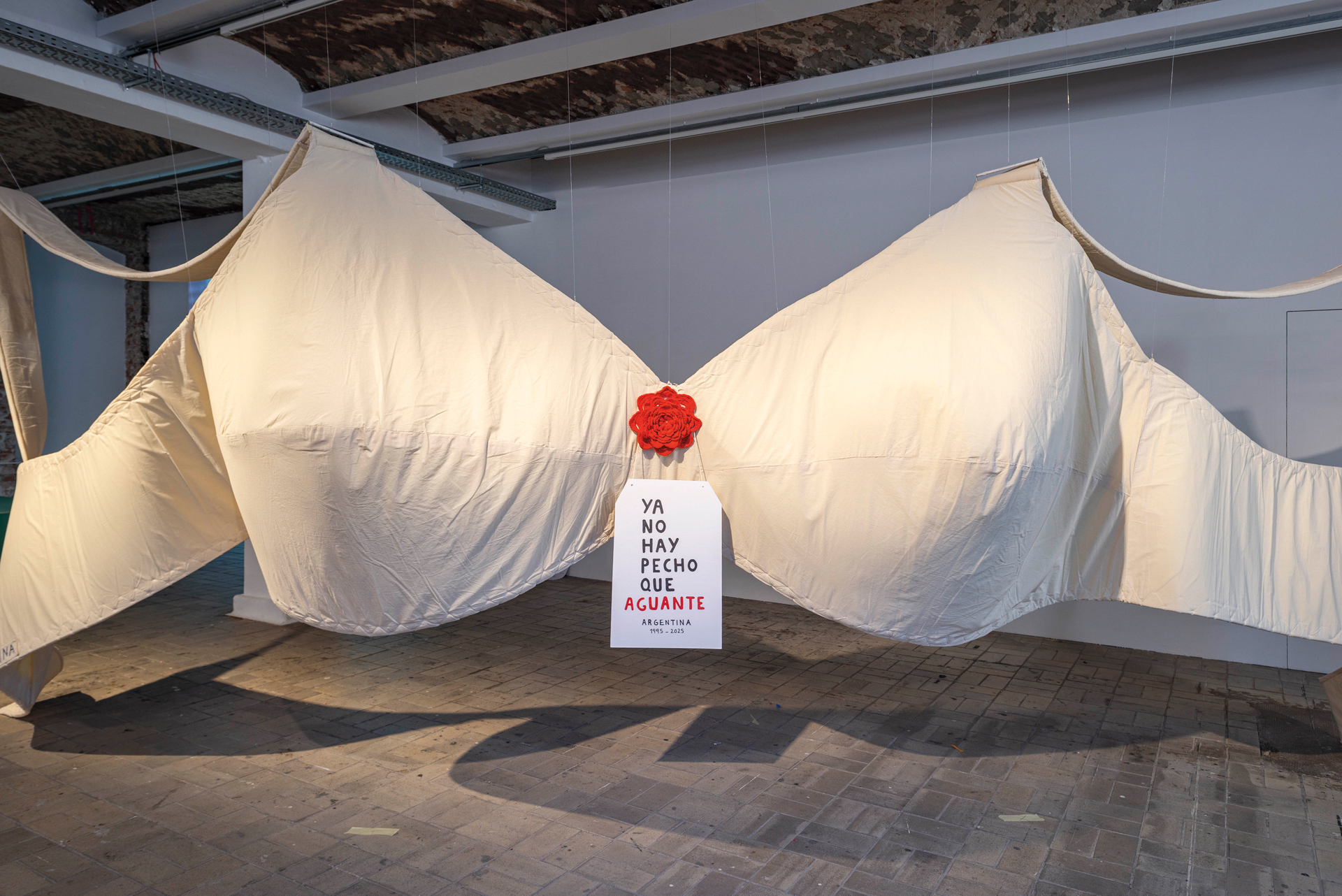 Bienal de Berlim apresenta obras evasivas e provoca reflexões sobre a arte contemporânea A Bra, 1995/2025, pelo coletivo Las Chicas del Chancho y el Corpiño; no KW Institute for Contemporary Art. Foto Marvin Systermans/©Kikí Roca (Las Chicas del Chancho y el Corpiño)