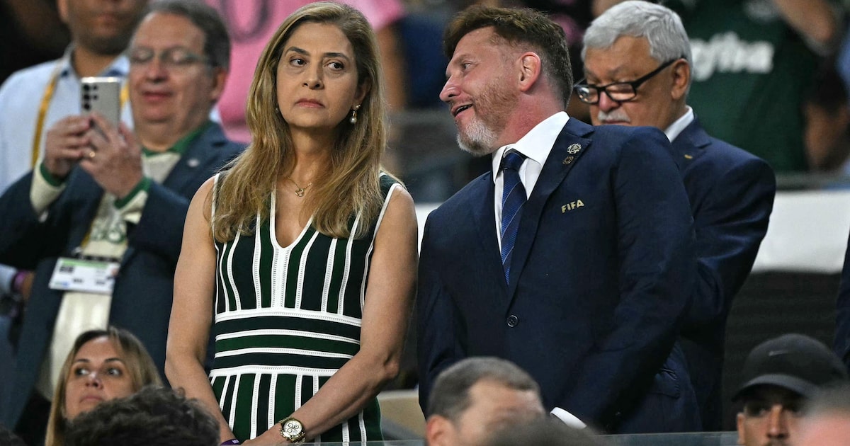 Palmeiras planeja investir premiação do Mundial em reforços e melhorias no clube Alejandro Domínguez, presidente da Conmebol, conversa ao pé do ouvido com Leila Pereira, mandatária do Palmeiras. (Foto: Patricia De Melo Moreira/AFP)