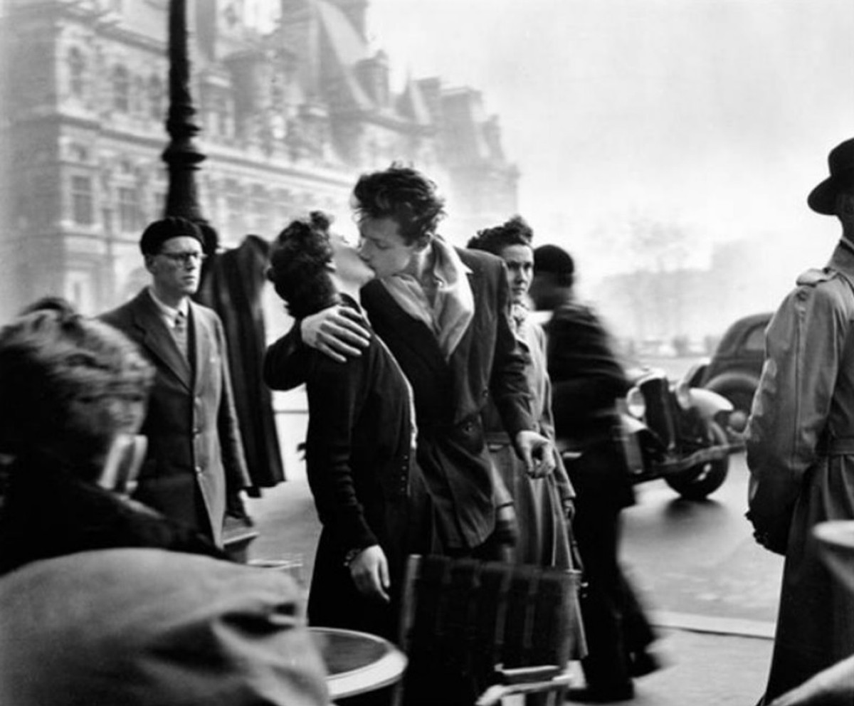 Beijo icônico de Paris revela esperança e romance em foto encomendado pós-guerra 'O beijo no Hôtel de Ville', fotografia tirada por Robert Doisneau em Paris, 1950 (Foto: Robert Doisneau)