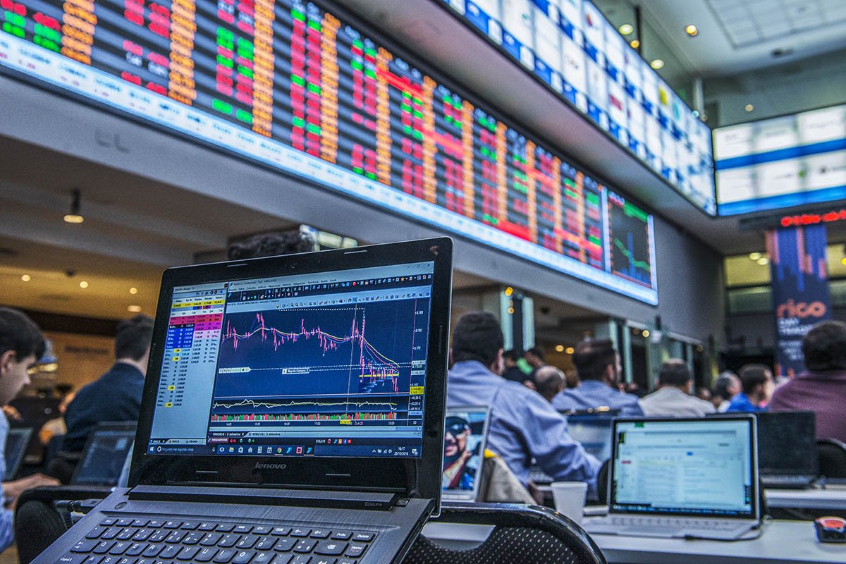 Ibovespa inicia a semana em alta de 1% enquanto dólar recua para R$ 5,50 Bolsa: No mercado cambial, o dólar opera com queda de 0,49%, cotado a R$ 5,5148 (Foto: Germano Lüders/Exame)