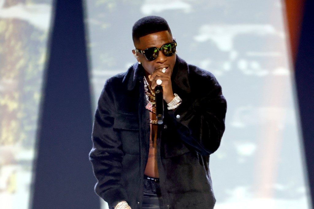 Boosie Badazz aceitou um acordo de culpa em seu caso de posse de arma. Não está claro a que o rapper irá se declarar culpado, pois os termos não foram tornados públicos. (Foto: Reprodução)