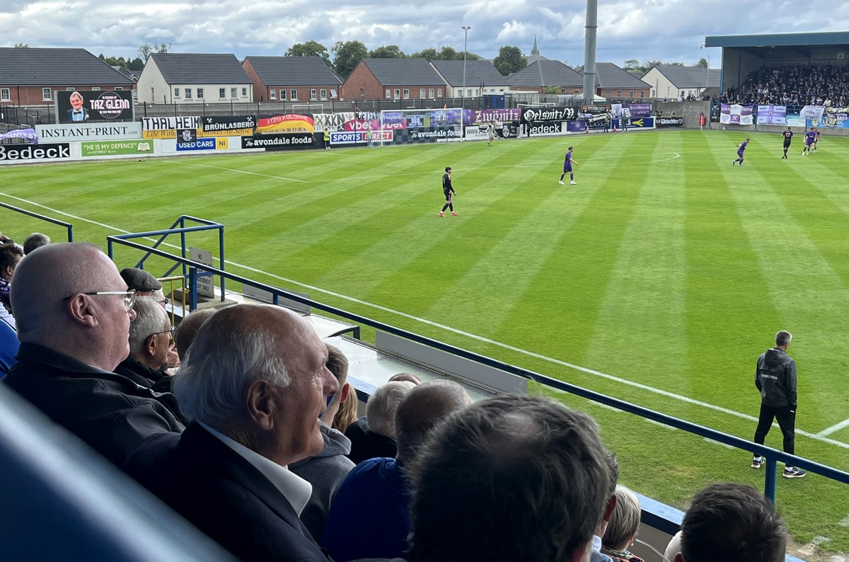 Torcedores veem partida de futebol em Lurgan, Irlanda do Norte (Foto: Peter MURPHY / AFP)