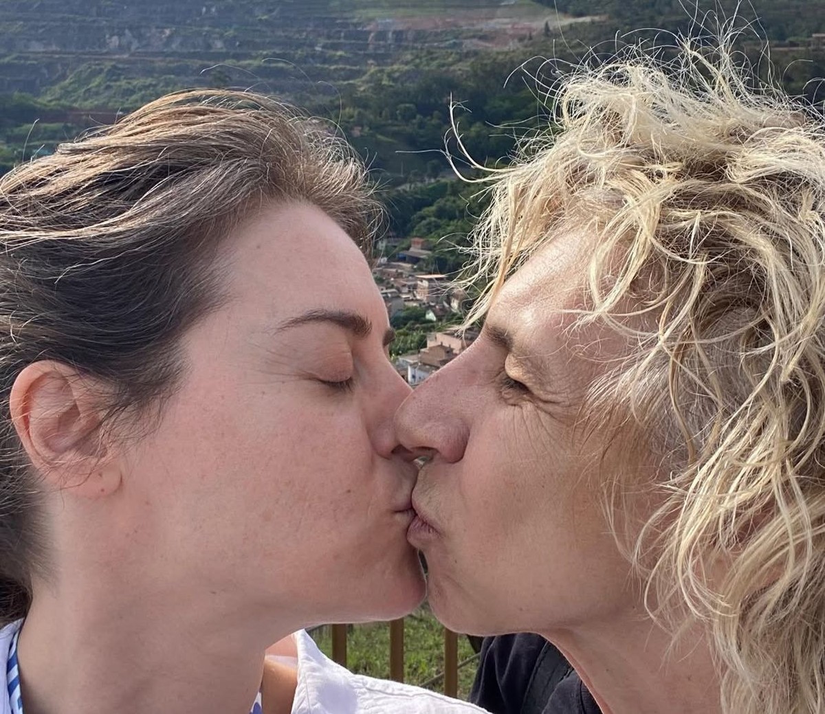 Alessandra Maestrini celebra o Orgulho com beijo apaixonado na namorada Alessandra Maestrini posta beijando a namorada no dia do Orgulho (Foto: Reprodução/Instagram)