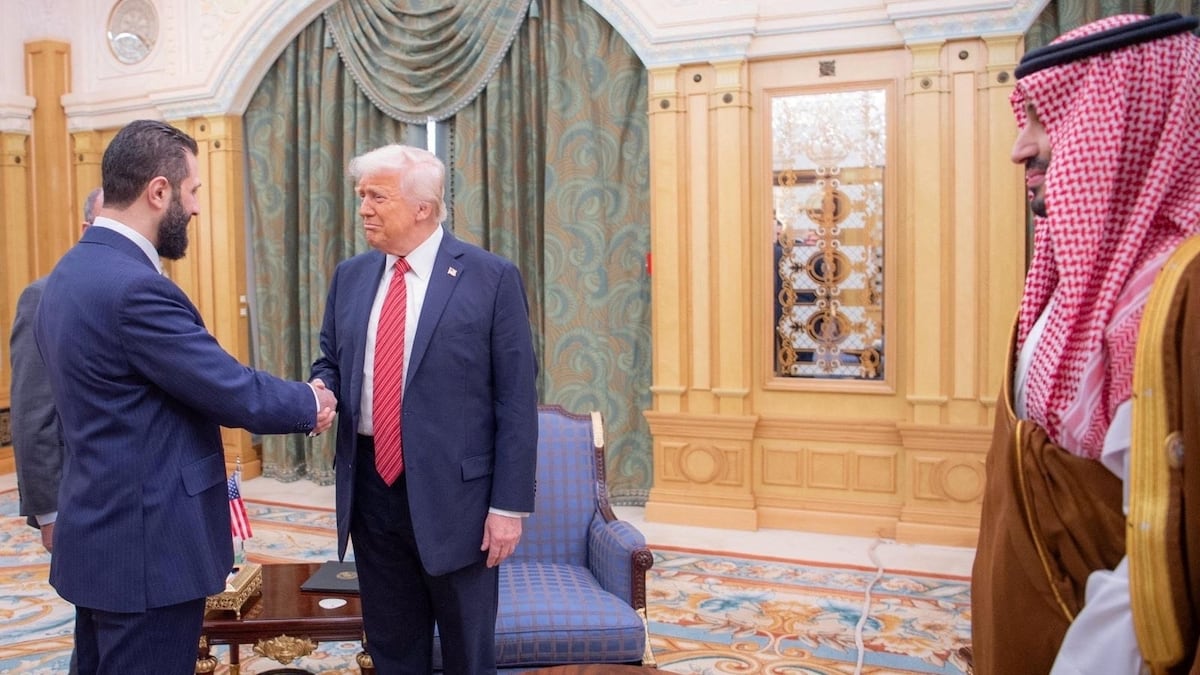 Donald Trump saúda Ahmed al Shara no dia 14 de maio em Riad (Arábia Saudita). (Foto: Saudi Press Agency via REUTERS)