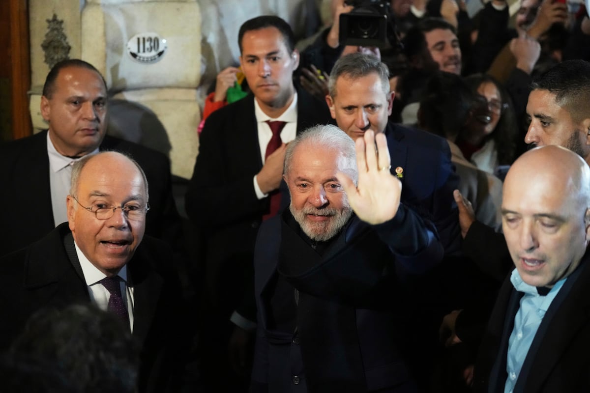 Mercosur fecha acordo comercial com quatro países europeus durante crise tarifária Lula da Silva ao chegar à Embaixada do Brasil durante a Cúpula do Mercosul em Buenos Aires, nesta quarta-feira. (Foto: Natacha Pisarenko/AP)