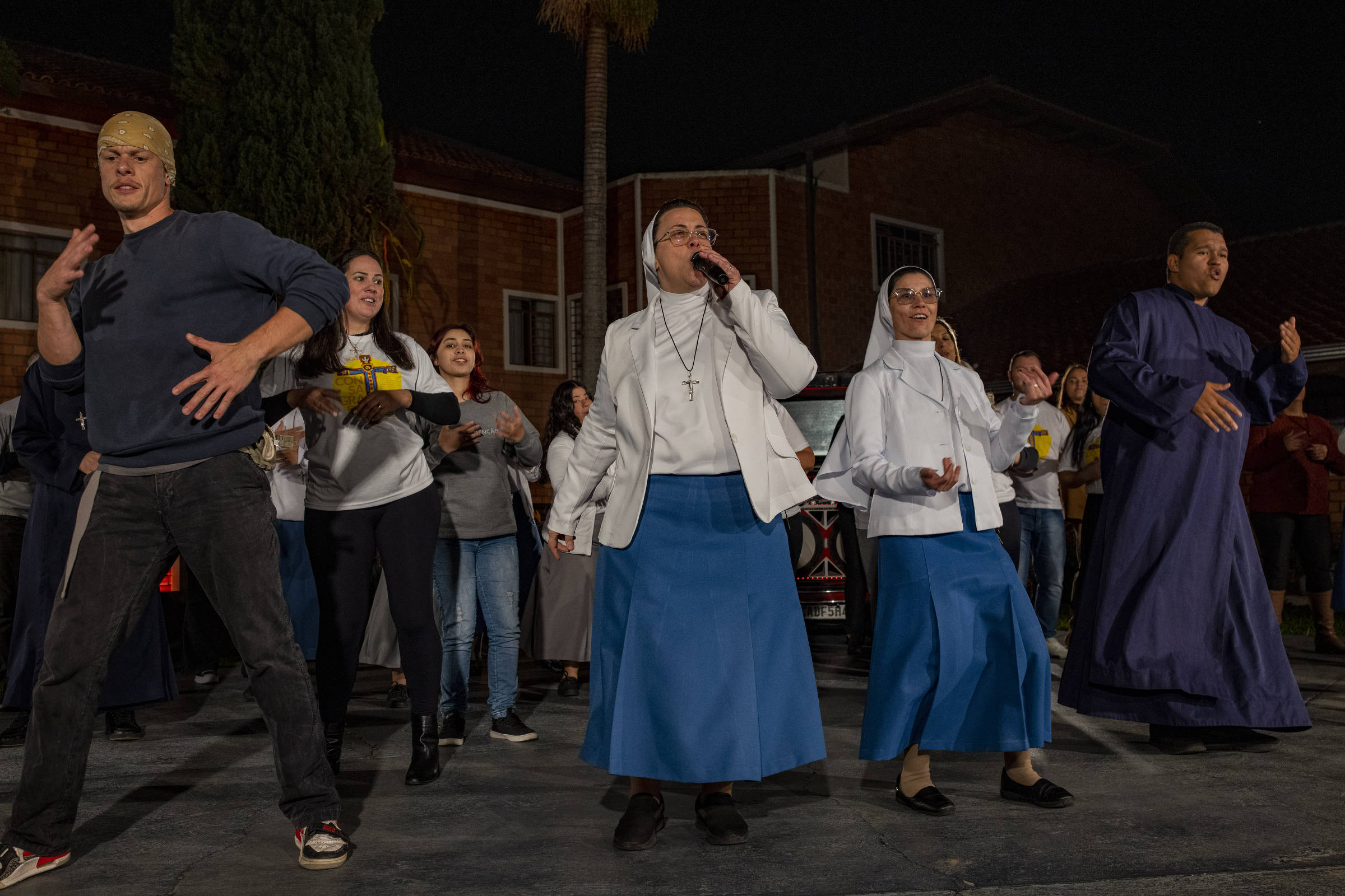 Freiras do beatbox lançam clipe e falam sobre vídeo que fez sucesso nas redes sociais Irmãs Marizele Rego e Marisa Neves gravam clipe para 'Vocação', música de vídeo que viralizou (Foto: Victor Moriyama/NYT)