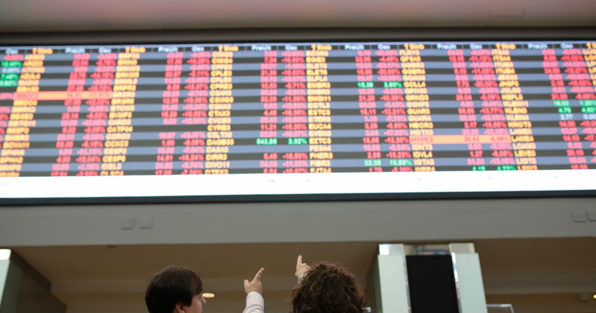 Ibovespa recua com incertezas sobre tarifas de Trump e feriado em São Paulo O dólar, por sua vez, opera perto da estabilidade, com alta de 0,01% e é negociado a R$ 5,46. Na véspera, a moeda estrangeira recuou 0,59% (Foto: Bloomberg/Patricia Monteiro)