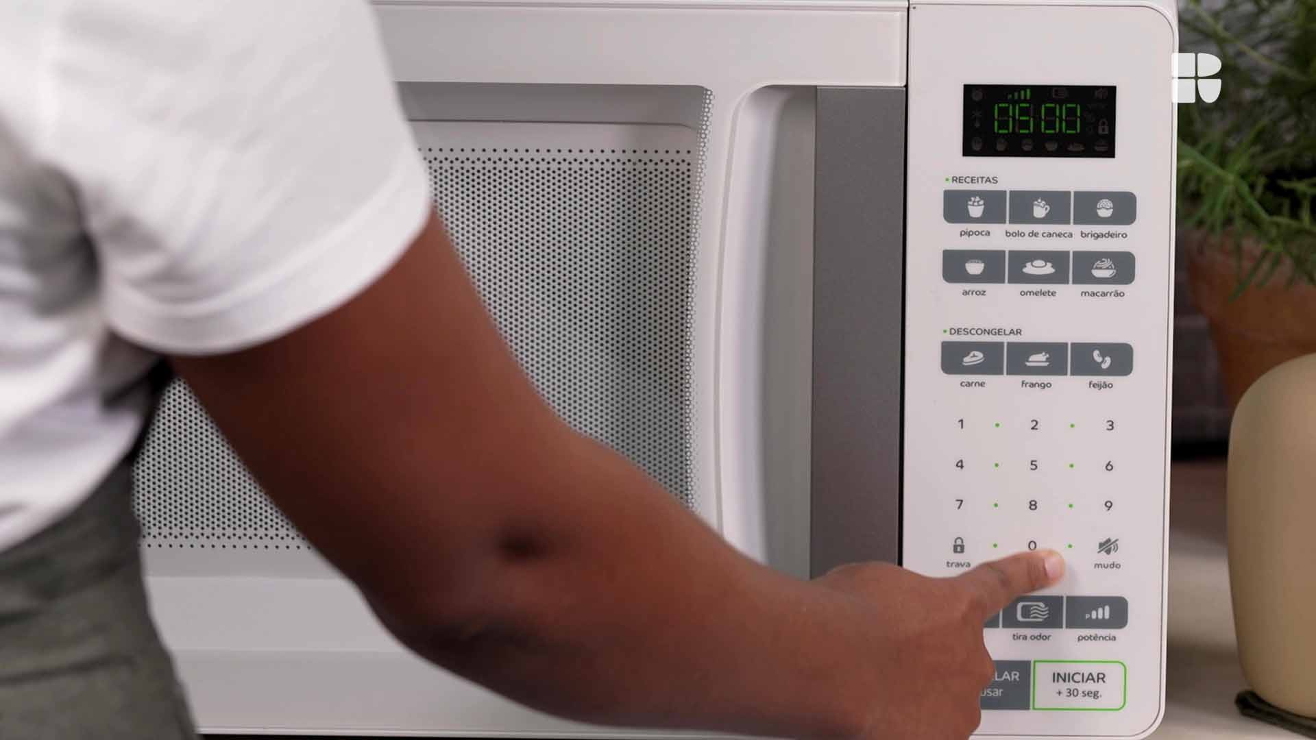 Micro-ondas é seguro para aquecer alimentos? Nutricionista explica os cuidados necessários Micro-ondas é seguro para aquecer alimentos? Nutricionista explica os cuidados necessários
