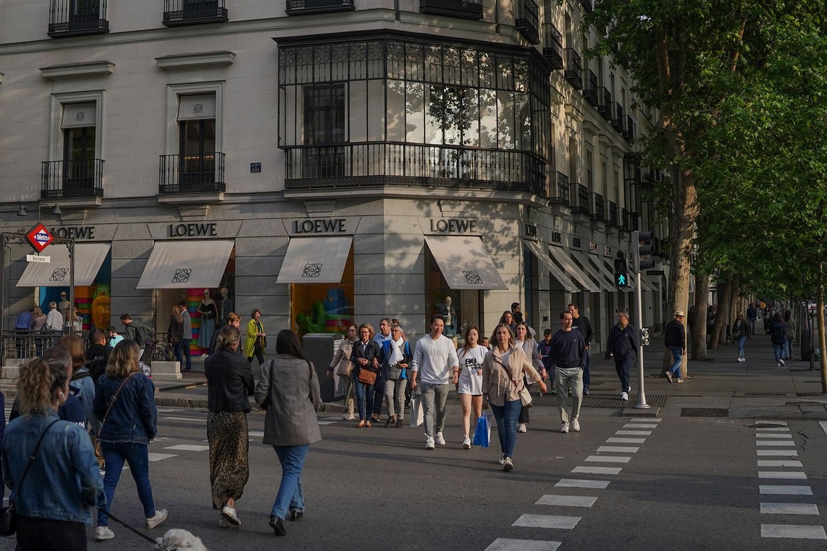 Lojas de luxo nas ruas do bairro de Salamanca, em Madri (Foto: Manaure Quintero/Bloomberg)