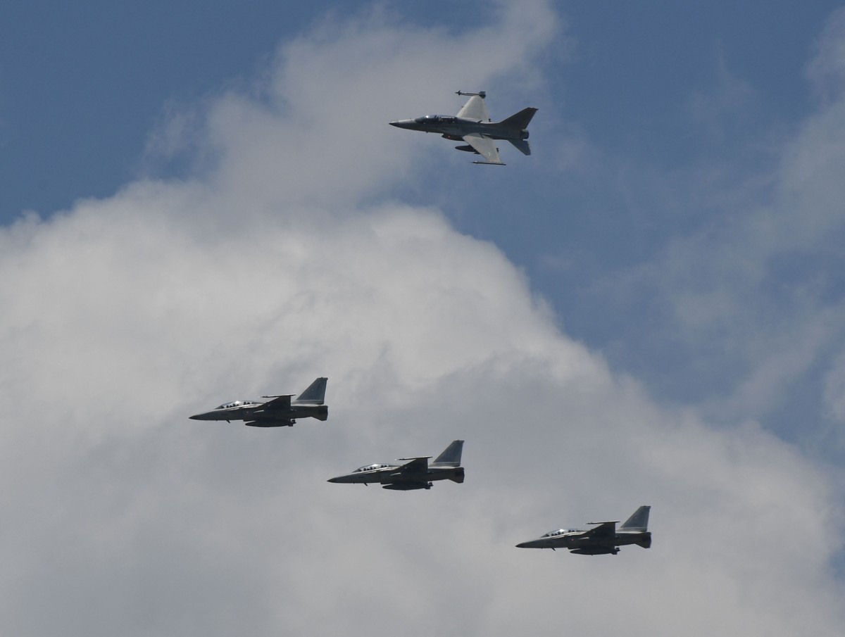 Caças F16 da Força Aérea dos EUA voam em formação durante o exercício militar conjunto da Força Aérea dos EUA (Foto: Ted Aljibe/AFP)
