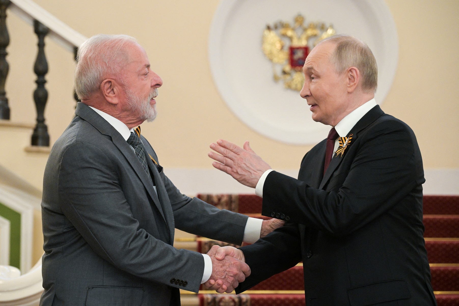 Brasil enfrenta risco de sanções por comércio com a Rússia e tarifas podem aumentar Presidente russo Vladimir Putin cumprimenta o presidente brasileiro Luiz Inácio Lula da Silva - 09/05/2025 (Foto: Alexei Nikolsky/Agência anfitriã RIA Novosti/Divulgação via REUTERS)