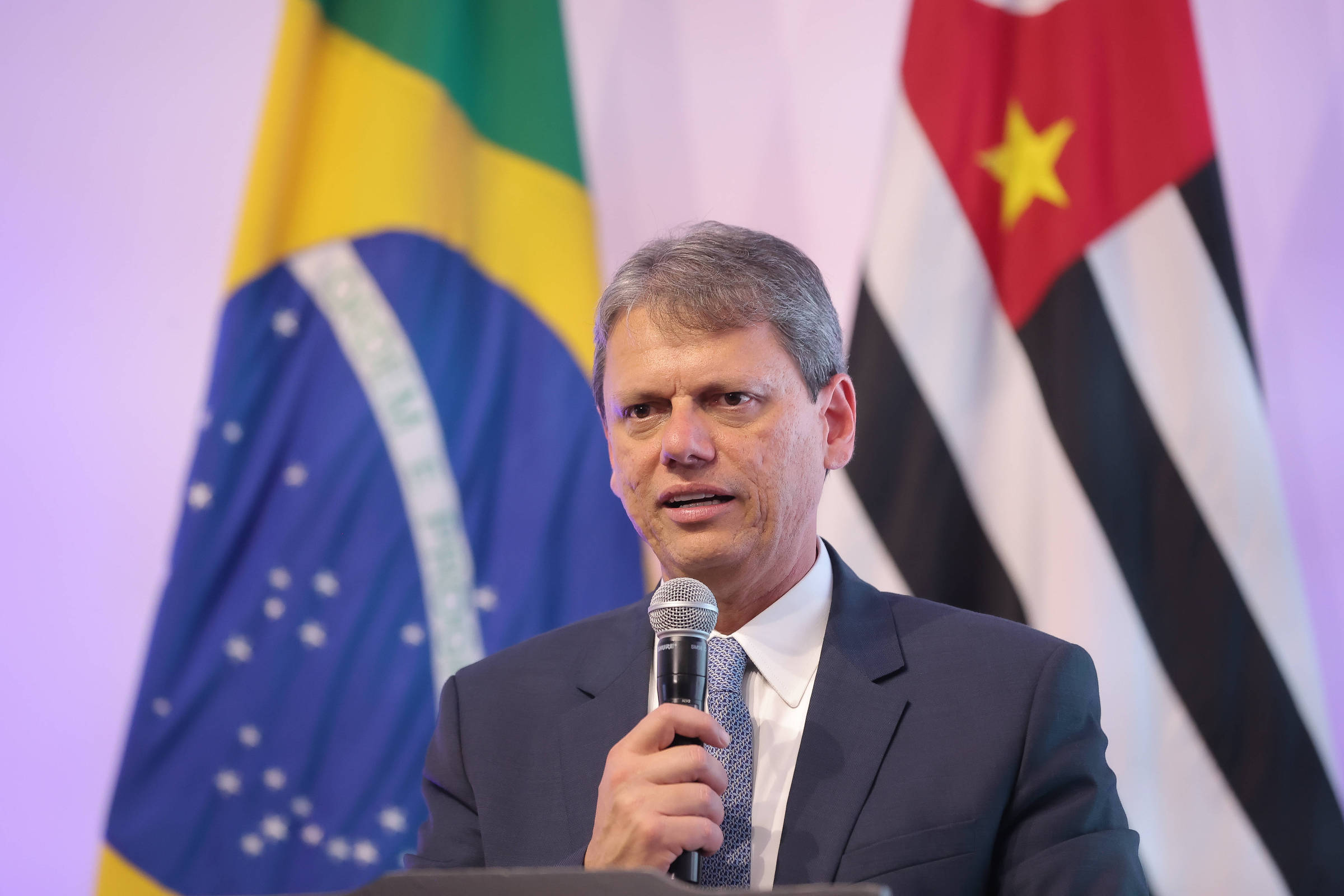 Tarcísio defende exclusão de Jair Bolsonaro e não questiona sistema eleitoral Governador Tarcísio de Freitas, em evento no Palácio do Bandeirantes (Foto: PABLO JACOB/ Pablo Jacob/Divulgação Governo do Estado de SP)