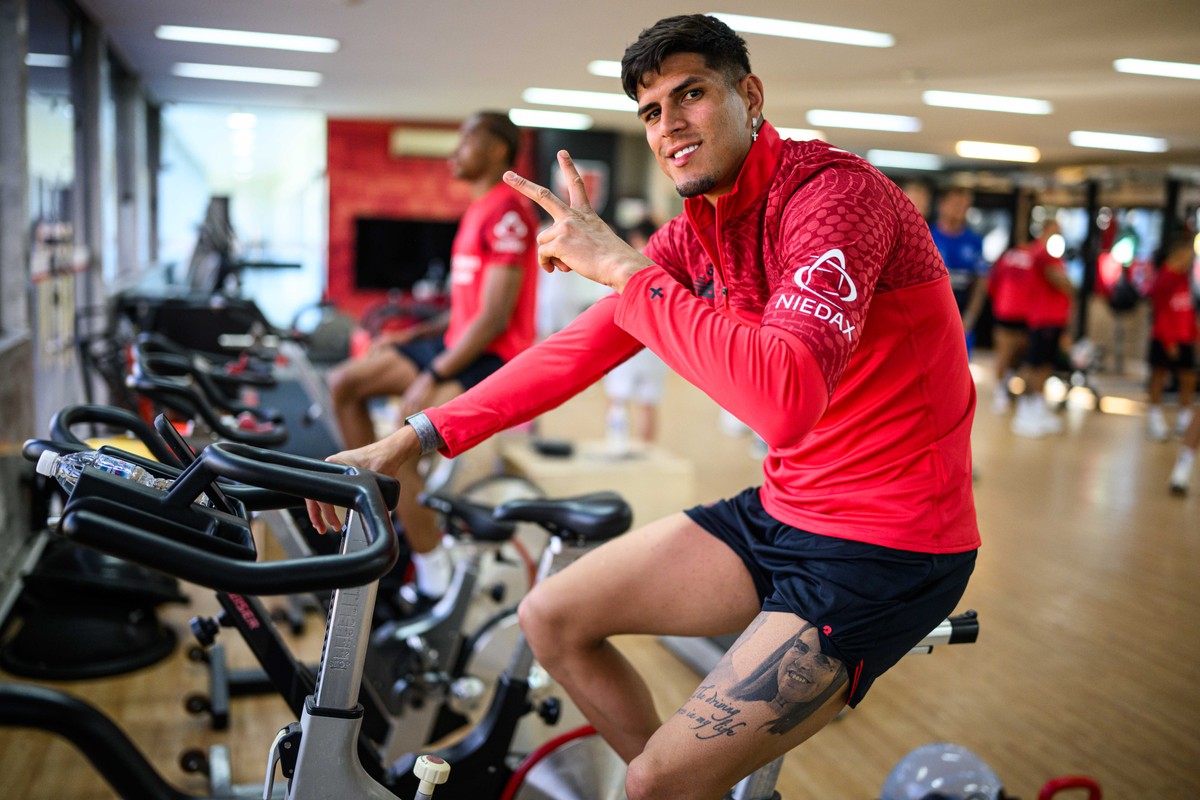Zagueiro equatoriano elogia sul-americanos e destaca desempenho no Mundial Piero Hincapié durante a pré-temporada no Brasil (Foto: Divulgação/Bayer Leverkusen)