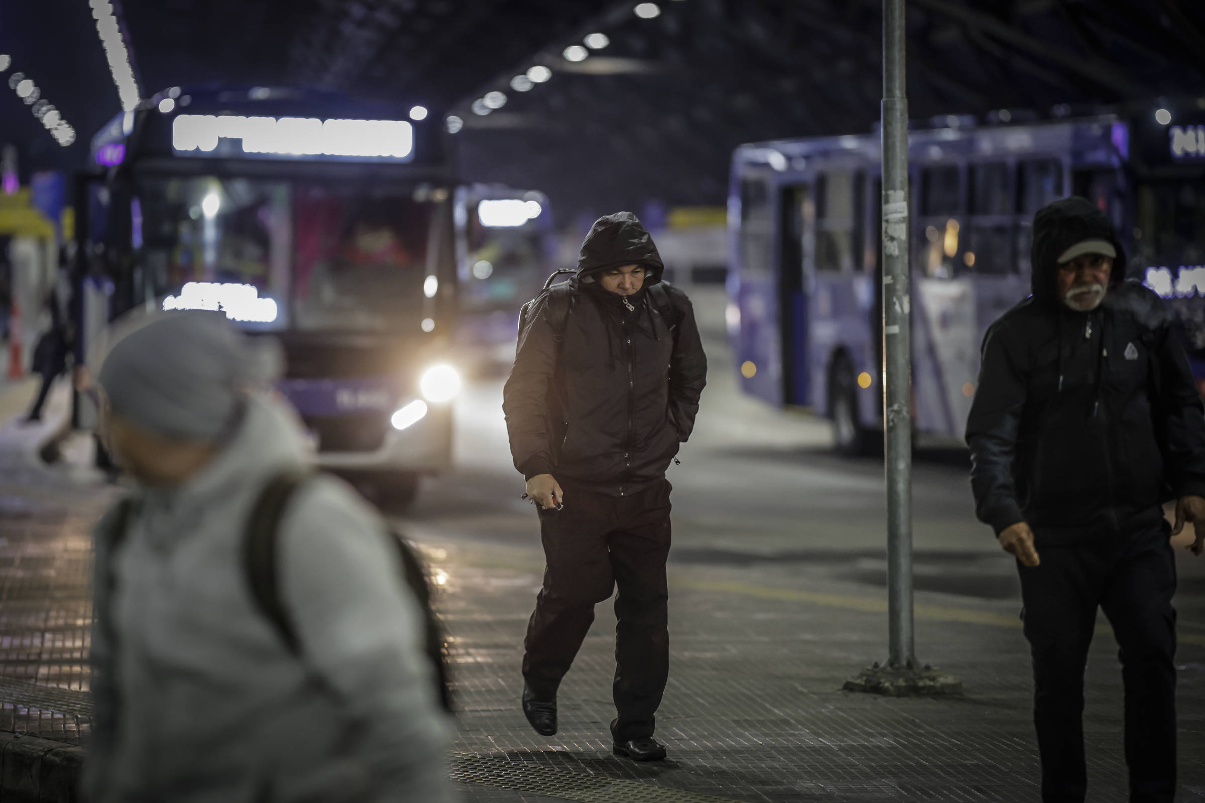 São Paulo registra temperaturas entre 11°C e 14°C nesta quarta-feira fria Usuários agasalhados para enfrentar o frio deste inverno no terminal de ônibus Vila Sônia, na zona oeste de São Paulo (Foto: Bruno Santos - 25.jun.25/Folhapress)