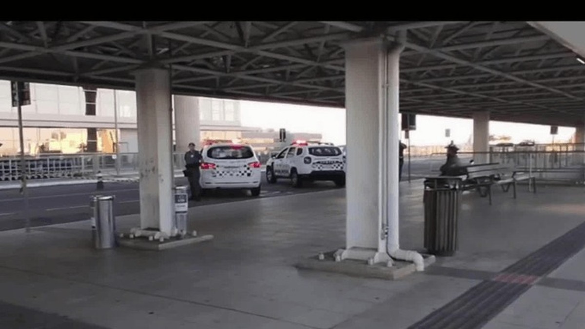 Policiais isolam área de passageiros do Aeroporto Internacional de Viracopos (Foto: Reprodução)