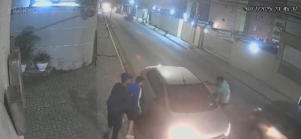 Passageiros e motorista são arrancados de carro de app por assaltantes na Zona Sul de SP (Foto: Reprodução/TV Globo)