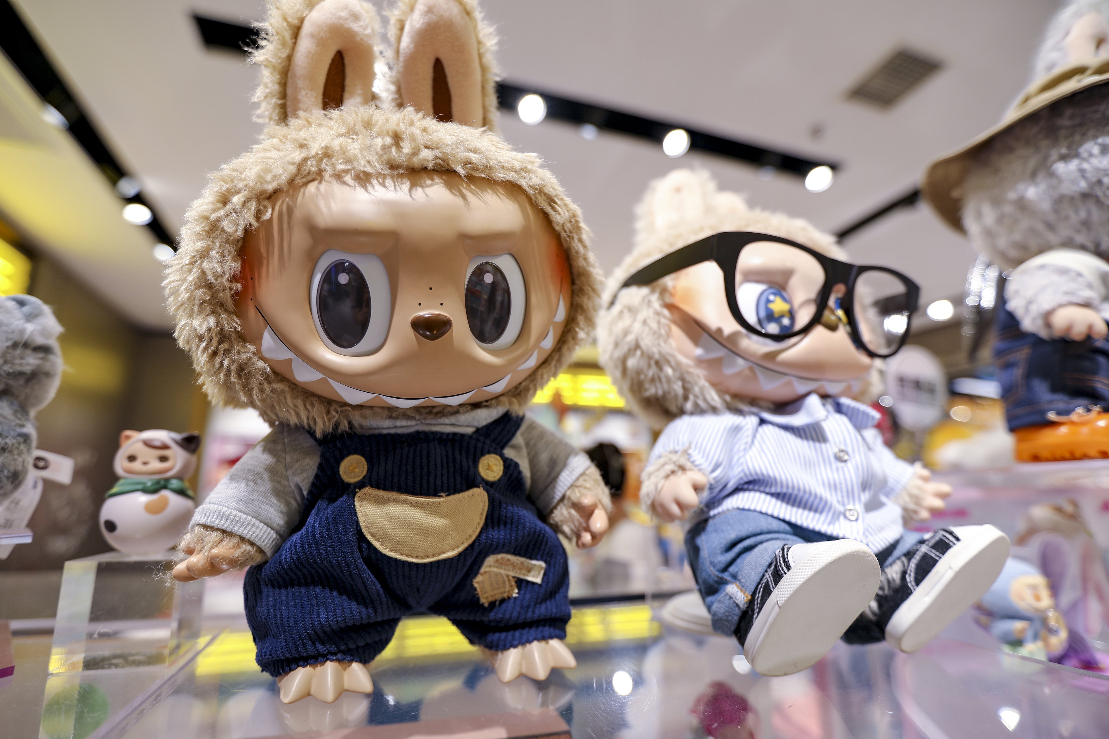 Labubu se torna o novo ícone global da Pop Mart com sua surpreendente ascensão Labubu, da Pop Mart: boneco virou fenômeno global ao unir design artístico e marketing de comunidade (Foto: VCG/VCG/Getty Images)