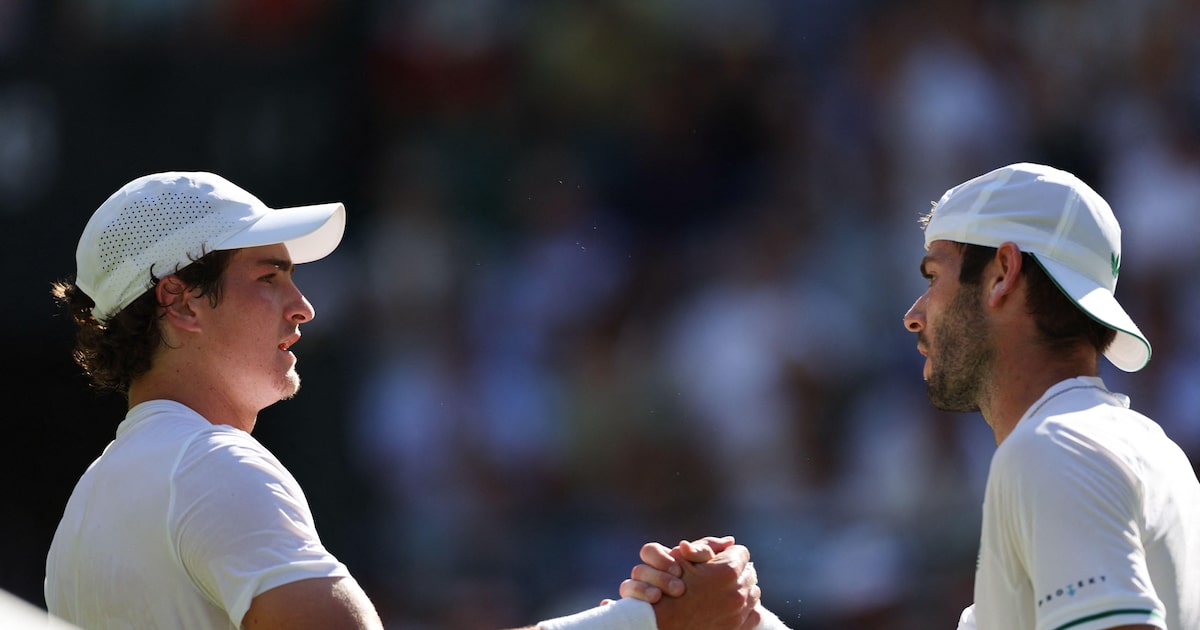 João Fonseca cumprimenta Jacob Fearnley após vencê-lo em Wimbledon. (Foto: Adrian Dennis/AFP)