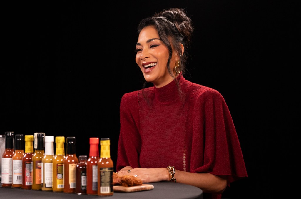 Nicole Scherzinger lembrou que Prince se escondeu em um arbusto para chamar sua atenção em uma história hilária no 'Hot Ones.' (Foto: Reprodução)