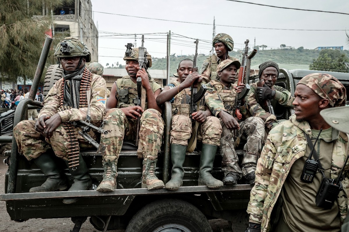 Congo e rebeldes do M23 assinam acordo para pôr fim a décadas de conflito Membros do M23 patrulham Goma, na República Democrática do Congo, após grupo armado tomar a cidade e agravar a crise humanitária na região (Foto: Guerchom Ndebo/The New York Times)
