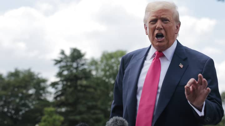 UE se prepara para acordo tarifário em meio a tensões com os EUA Donald Trump, presidente dos EUA, fala com a mídia ao deixar a Casa Branca em 15 de julho de 2025, em Washington, DC. (Foto: Anna Moneymaker | Getty Images)