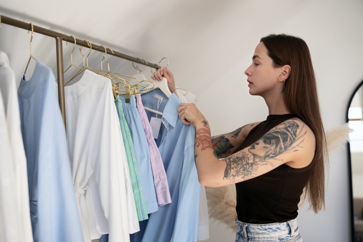 O que você veste pela manhã pode influenciar seu humor e produtividade, afirma especialista Escolha das roupas para começar o dia (Foto: Freepik)