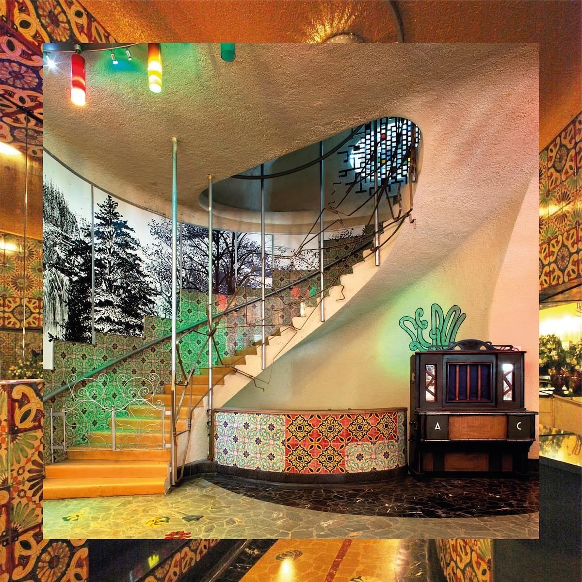 Sala de baile de Turim revela o legado do designer Carlo Mollino na arquitetura moderna Casi todo el trabajo original de Mollino en Le Roi se mantiene en la actualidad. (Foto: Reprodução)