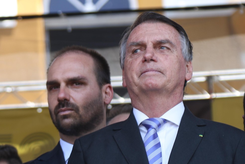 Empresários se afastam de Bolsonaro em reação ao aumento de tarifas Eduardo e Jair Bolsonaro em cerimônia de aniversário da Rota, em SP (Foto: TOMZÉ FONSECA/FUTURA PRESS/ESTADÃO CONTEÚDO)