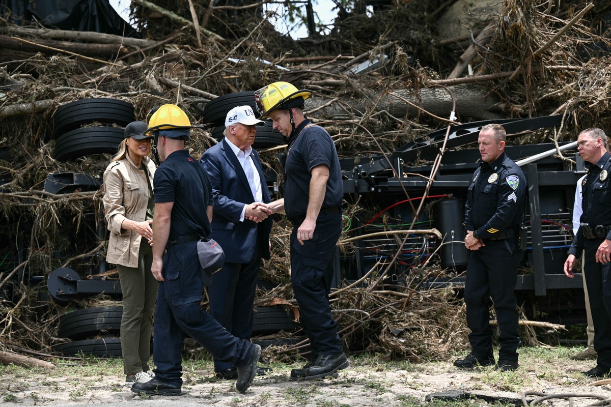 Trump visita Texas para avaliar estragos das enchentes que deixaram 120 mortos Donald Trump e a primeira-dama cumprimentam socorristas perto do Rio Guadalupe (Foto: Brendan Smialowski / AFP)