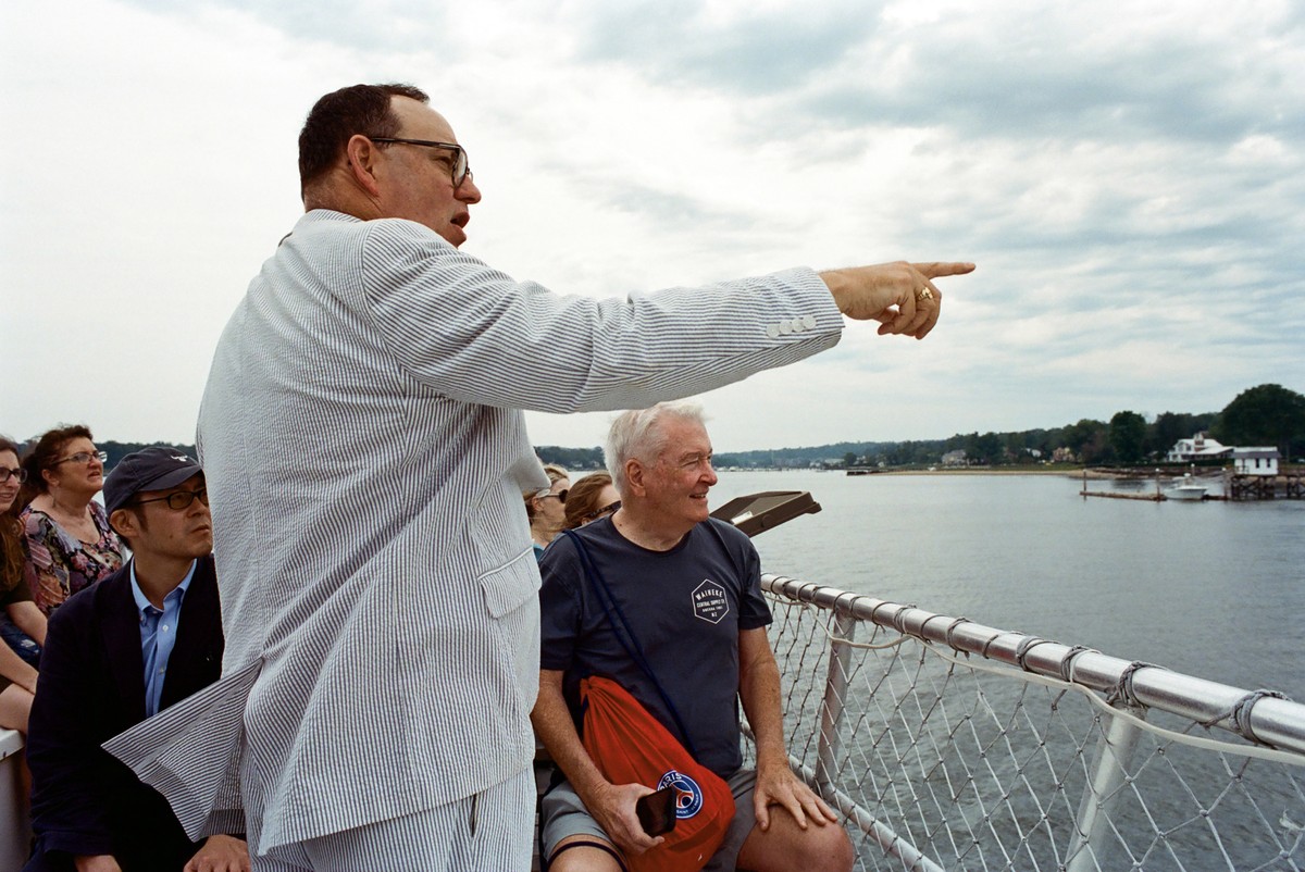 Cruzeiro promove passeio temático em homenagem ao centenário de 'O grande Gatsby' O guia Kevin C. Fitzpatrick aponta locais que inspiraram as áreas descritas por Fitzgerald no romance publicado há cem anos (Foto: Sabrina Santiago/The New York Times)