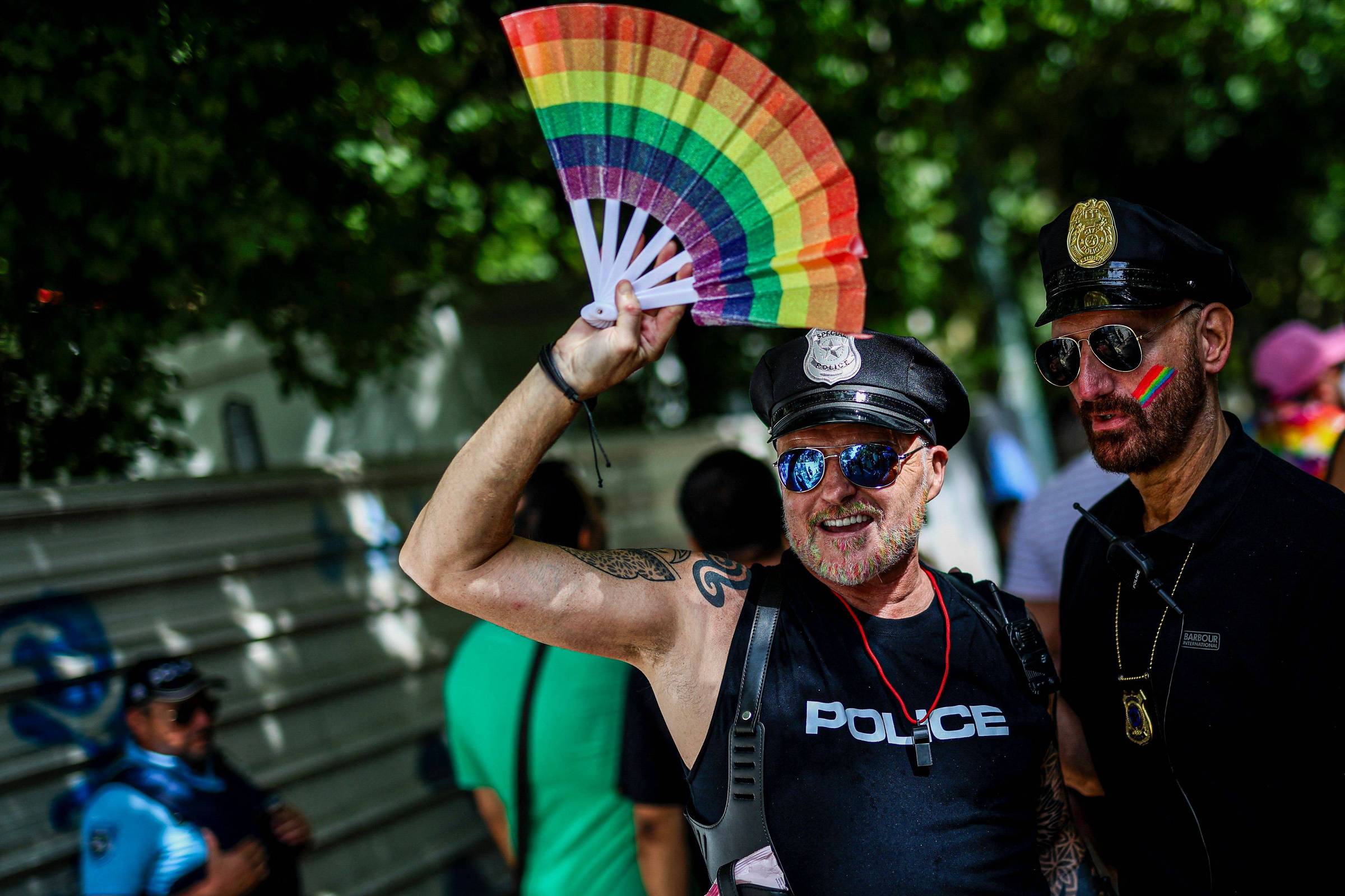 Aumento de crimes de ódio em Portugal gera preocupação na Europa após prisão de neonazistas Manifestantes vestidos de policiais participam da parada LGBT+ em Lisboa, capital de Portugal (Foto: Filipe Amorim - 21.jun.25/AFP)