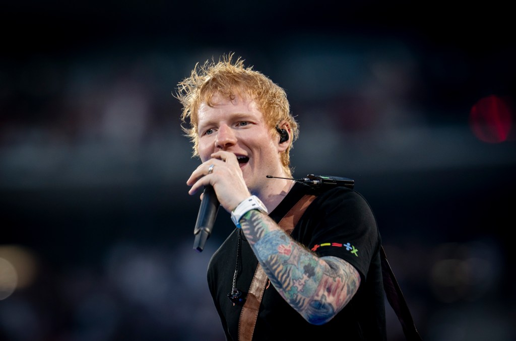 Ed Sheeran e Brendan B. Brown reinterpretam 'Teenage Dirtbag' em nova versão Ed Sheeran fez uma versão da canção 'Teenage Dirtbag', hino de 2000 da Wheatus, com o vocalista da banda, Brendan B. (Foto: Reprodução)