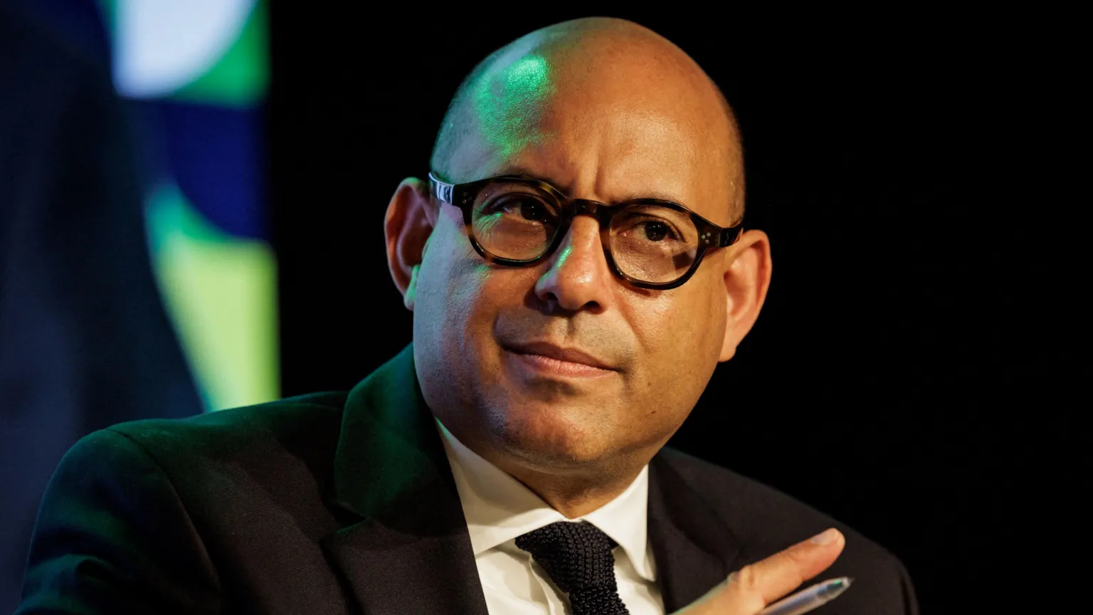 Chefe da ONU pede que Austrália eleve suas metas climáticas em debate atual Simon Stiell falou em um cúpula em Sydney na segunda-feira (Foto: Yasuyoshi Chiba/AFP via Getty Images)