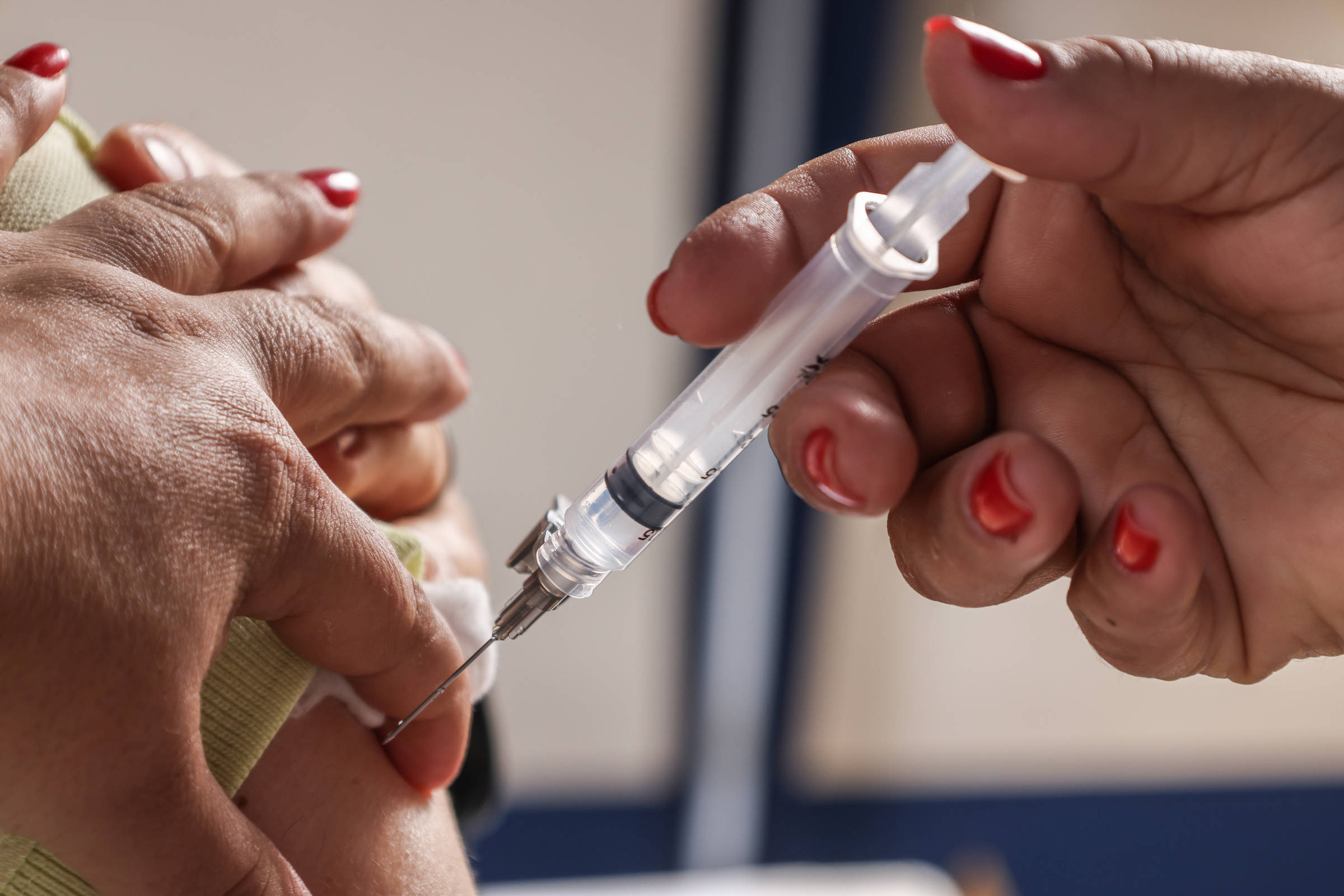 Vacinas do SUS contra gripe e Covid-19 diminuem risco de infarto e AVC Início da campanha de vacinação contra a gripe na cidade de São Paulo em 2025; vacinas também reduzem risco de doenças cardiovasculares - 28.mar.25 (Foto: Karime Xavier/Folhapress)