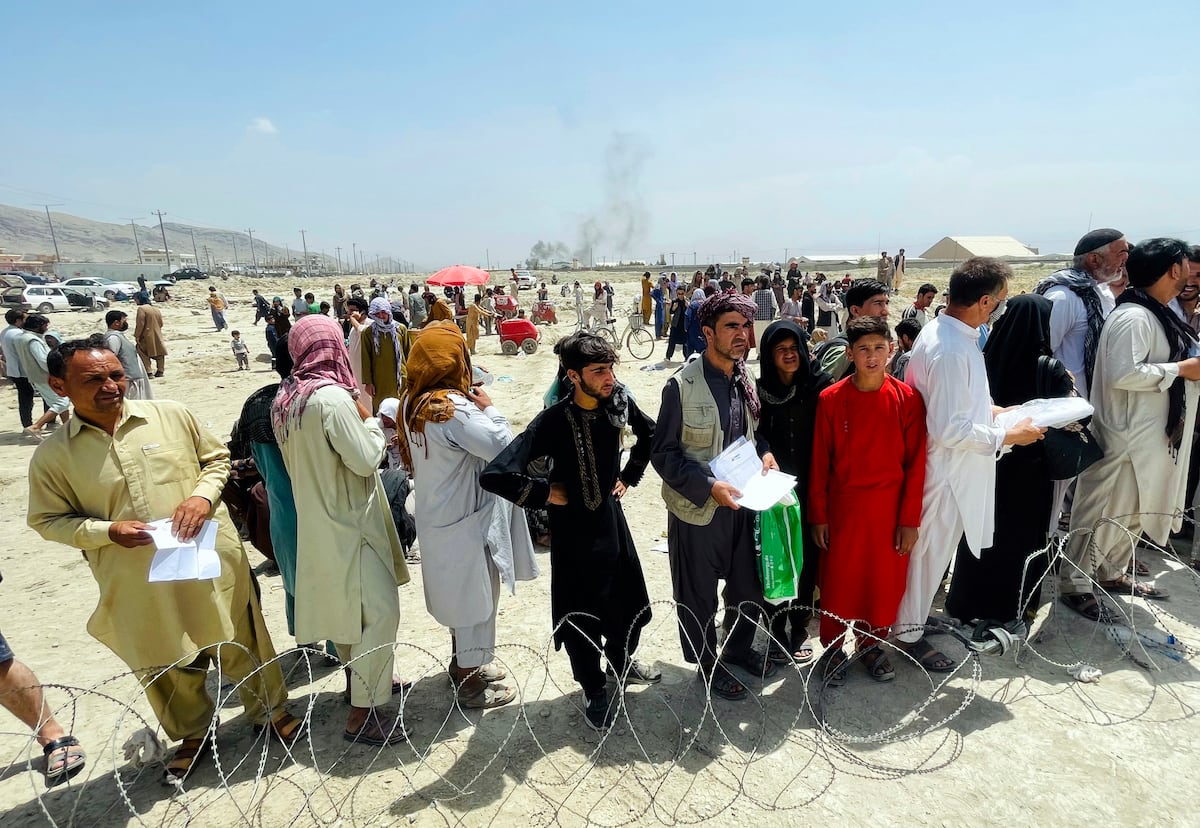 Reino Unido realiza evacuação secreta de afegãos após vazamento de dados pessoais Decenas de pessoas se congregavam frente ao aeroporto internacional de Kabul, Afganistán, el 17 de agosto de 2021. (Foto: STR/AP)