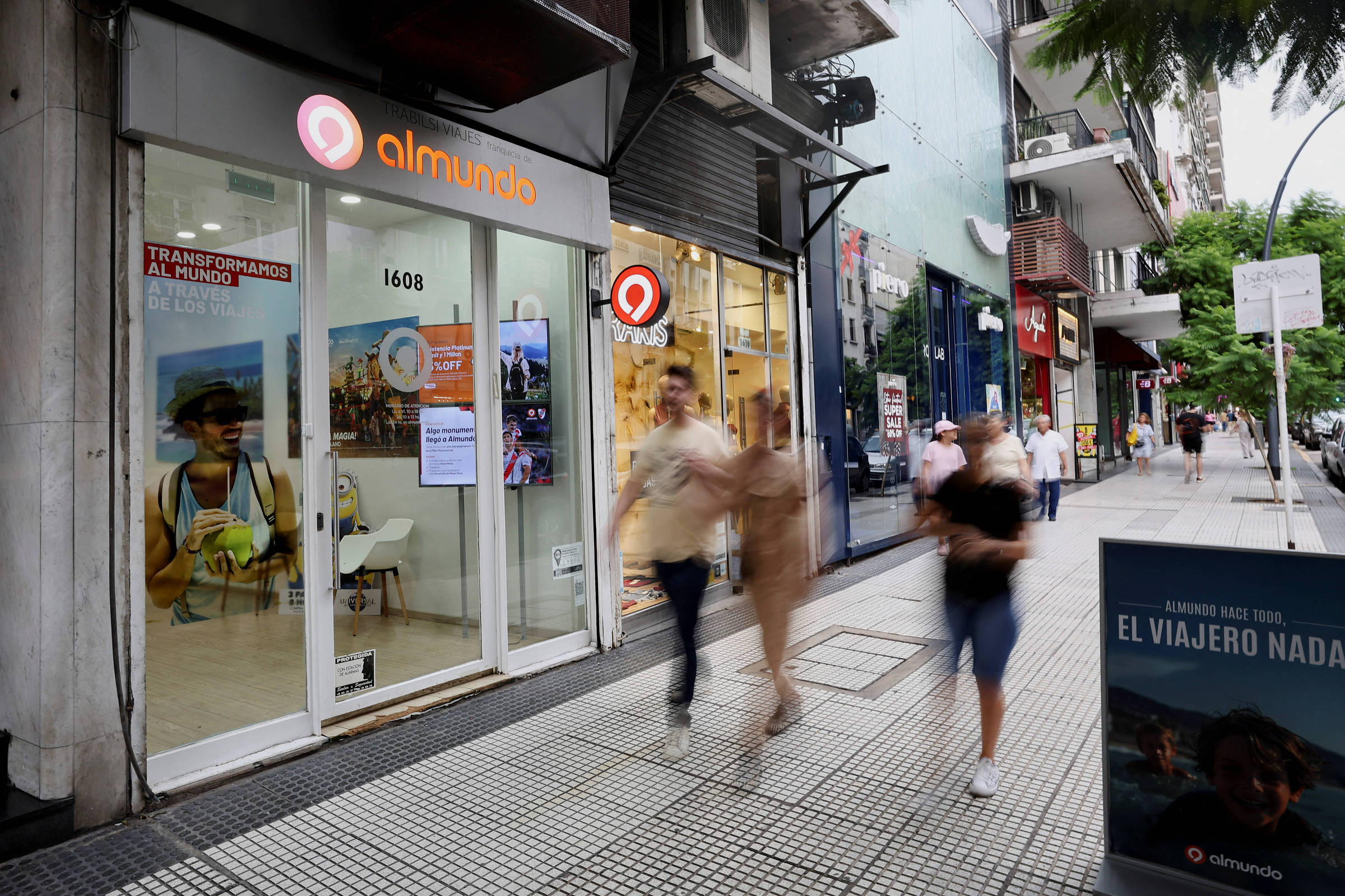 Empresas brasileiras investem na Argentina enquanto estrangeiras se retiram do país Agência de viagens Almundo, parte do grupo CVC, em Buenos Aires (Foto: Agustin Marcarian/Reuters)