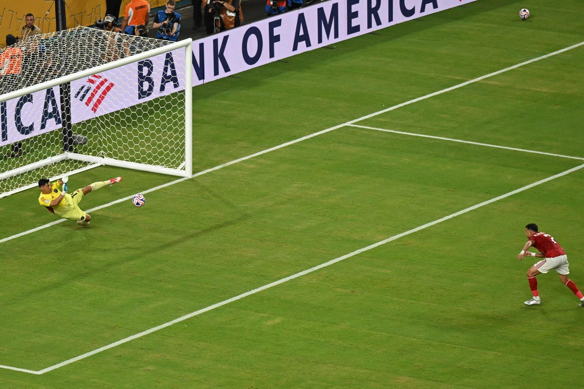 Com um pênalti defendido e outras defesas importantes, o goleiro Ustari, do Inter Miami, foi eleito o melhor jogador da partida de estreia do Mundial de Clubes (Foto: ROBERTO SCHMIDT / AFP)