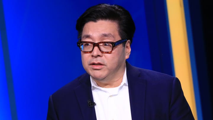 Tom Lee, sócio-gerente e chefe de pesquisa da Fundstrat Global Advisors, falando no "The Exchange" da CNBC em 31 de outubro de 2023. (Foto: Adam Jeffery | CNBC)