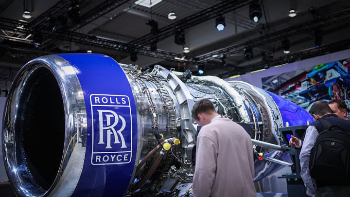 Um motor de aeronave Rolls-Royce em exibição durante a feira industrial Hannover Messe em 31 de março de 2025. (Foto: Ronny Hartmann | Afp | Getty Images)