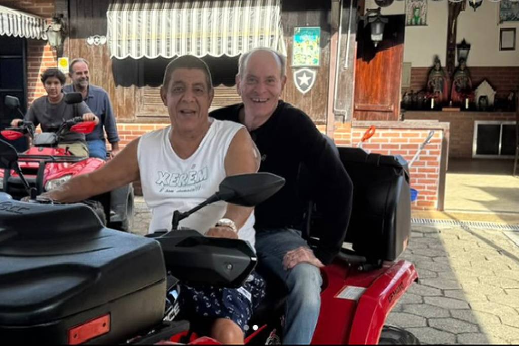 Ney Matogrosso e Zeca Pagodinho se encontram e agitam fãs da MPB em Xerém Zeca Pagodinho e Ney se divertem em Xerém, refúgio do sambista na Baixada Fluminense (Foto: Reprodução/Instagram)