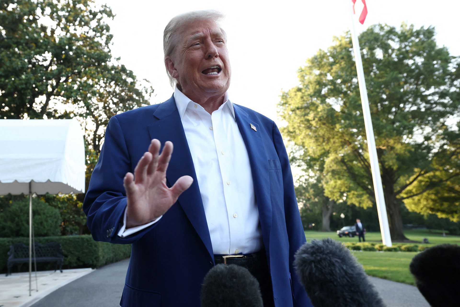 Amcham alerta sobre impactos severos das tarifas de Trump ao Brasil O presidente dos EUA, Donald Trump, fala com a imprensa antes de embarcar no Marine One para participar da Cúpula da OTAN em Haia, Holanda, no gramado sul da Casa Branca, em Washington, D.C., EUA, em 24 de junho de 2025. (Foto: REUTERS/Kevin Lamarque)