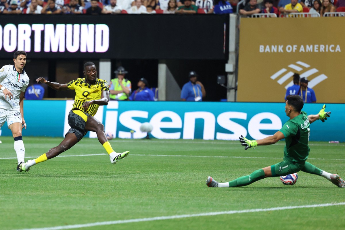 Serhou Guirassy faz os dois gols alemães da partida (Foto: Charly TRIBALLEAU / AFP)