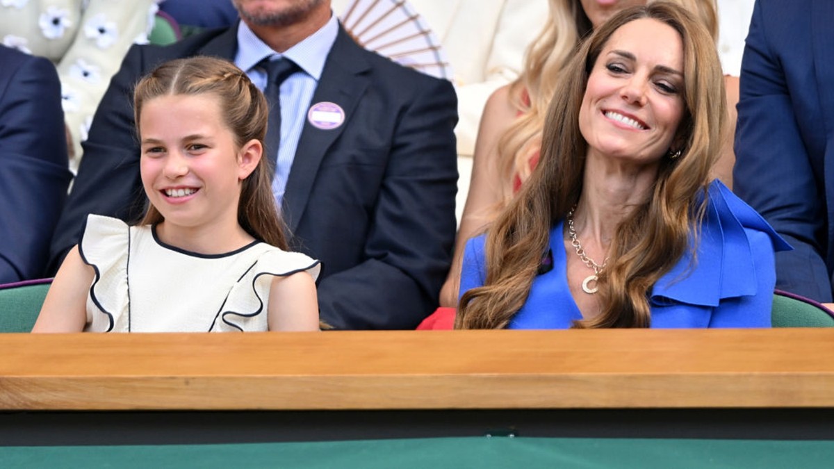 Princesa Charlotte encanta ao reproduzir gesto de Kate Middleton nas redes sociais Princesa Charlotte chamou atenção ao repetir atitude da mãe, Kate Middleton (Foto: Getty Images)