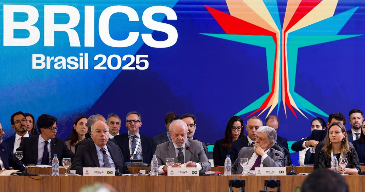 Lula busca soluções para cúpula dos Brics após quedas significativas na participação Chanceler do Brasil, Mauro Vieira (esquerda), o presidente Lula (centro) e o assessor especial, Celso Amorim (direita), em reunião de trabalho do Brics: governo tenta contornar ausências de última hora na cúpula (Foto: Wilton Júnior/ESTADÃO)
