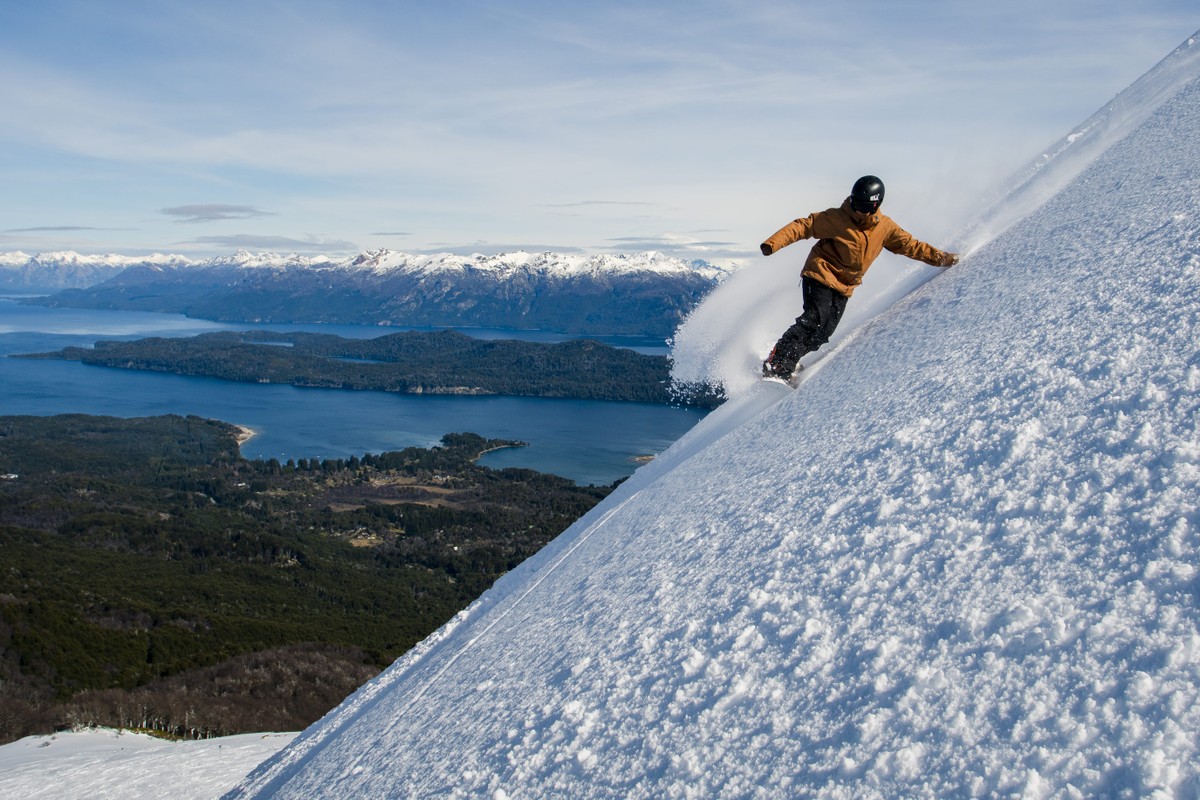 Snowboarder em Cerro Bayo, estação de esqui em Villa la Angostura, nos arredores de Bariloche, na Argentina (Foto: Divulgação)