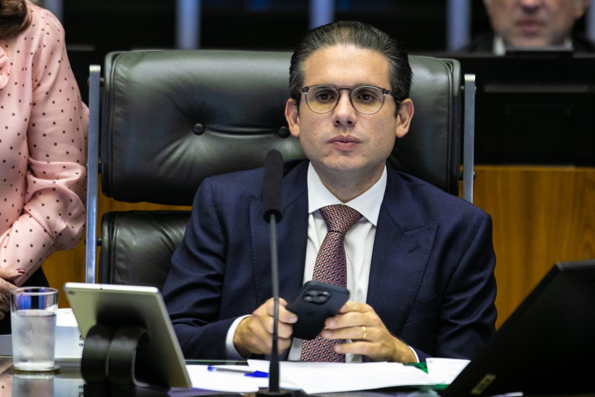 Hugo Motta viaja em jatinho da FAB para evento em Lisboa com Gilmar Mendes Hugo Motta em sessão na Câmara para votar projeto que cancela decreto do governo que elevou o IOF (Foto: Brenno Carvalho / Agência O Globo)