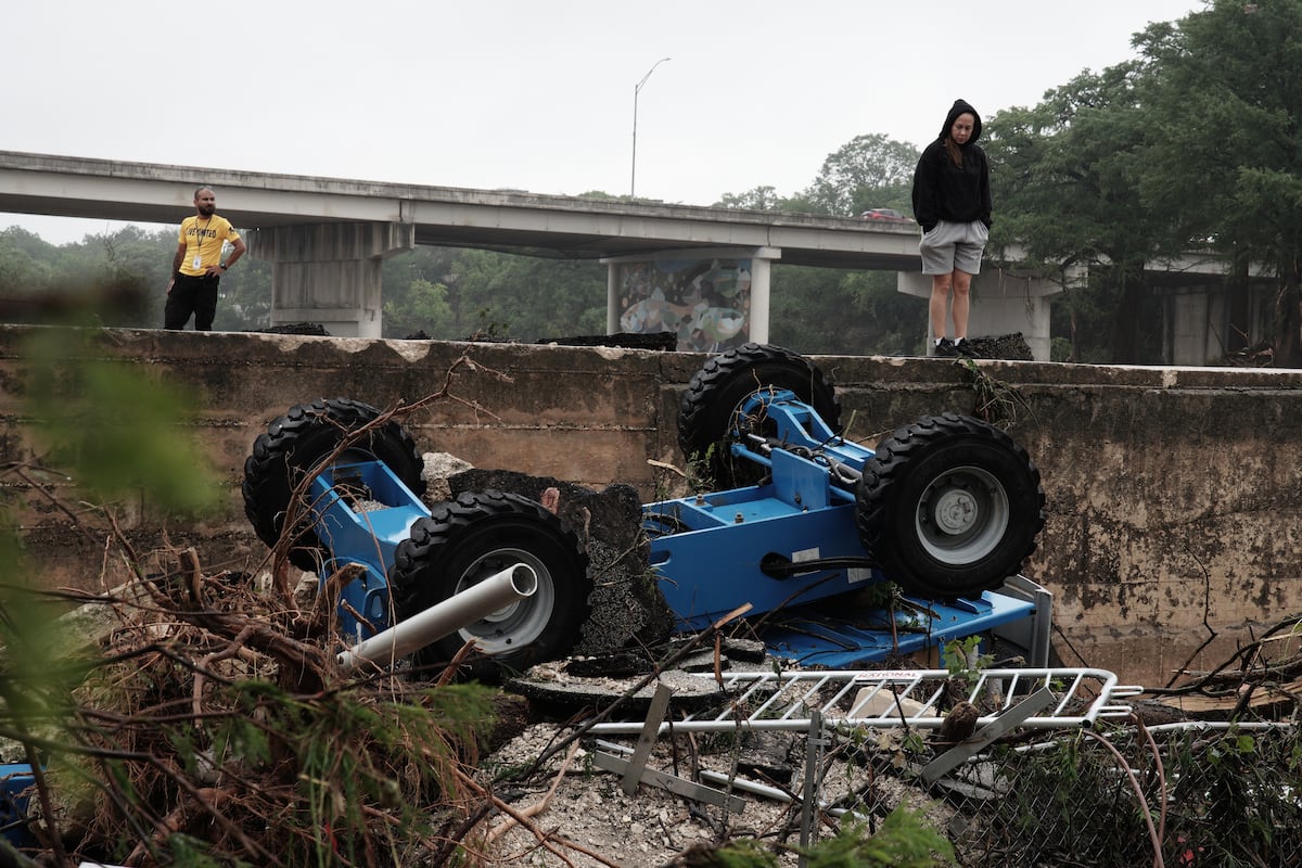 Rio do Texas sobe e inunda casas, deixando moradores em situação de emergência Um veículo de construção entre os destroços da inundação do rio Guadalupe em Kerrville, Texas. (Foto: DUSTIN SAFRANEK - EFE)
